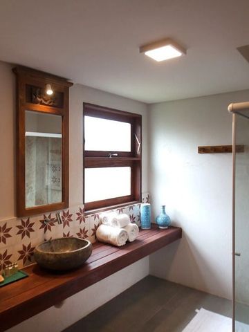 Badezimmer mit Doppelwaschbecken und moderner Dekoration