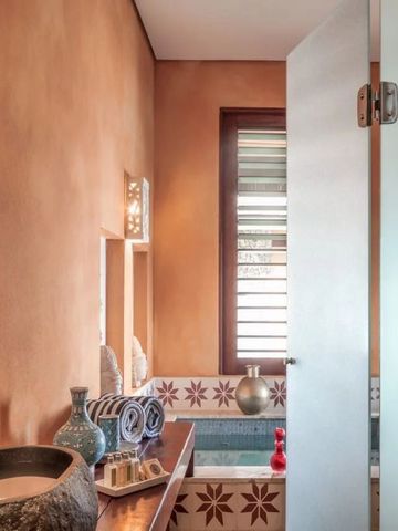 Warmes Badezimmer mit kunstvoller Badewanne und Dekoration