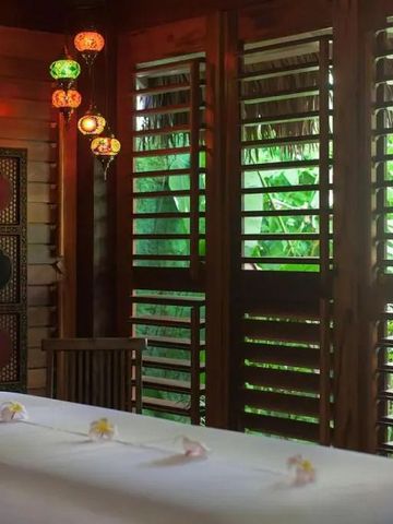 Entspannungsraum mit Massagetisch und atmosphärischer Beleuchtung