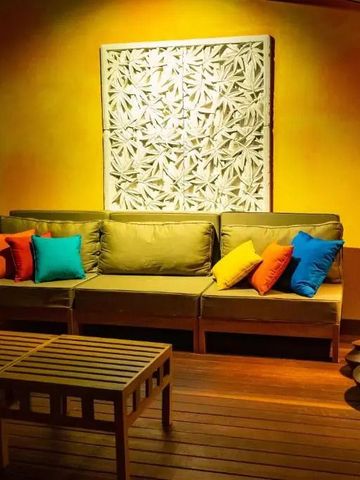 Bunter Wohnbereich mit Sofa und leuchtenden Kissen