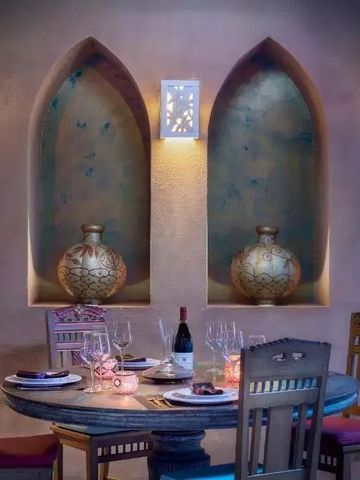 Intimer Essbereich mit dekorativen Nischen und Weinflasche im Zorah Beach Hotel