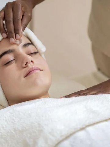 Person genießt entspannende Gesichtsbehandlung im Spa