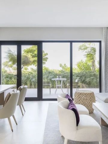 Moderne Suite mit großem Fenster und stilvollen Möbeln