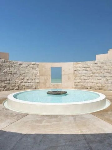 Runder Wasserbrunnen in einem architektonischen Innenhof