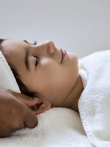 Wohltuende Wellnessbehandlung mit Handtüchern im Spa-Bereich