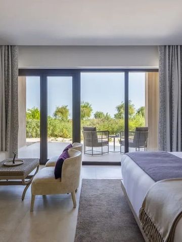 Luxuriöses Hotelzimmer mit großem Fenster und Gartenblick