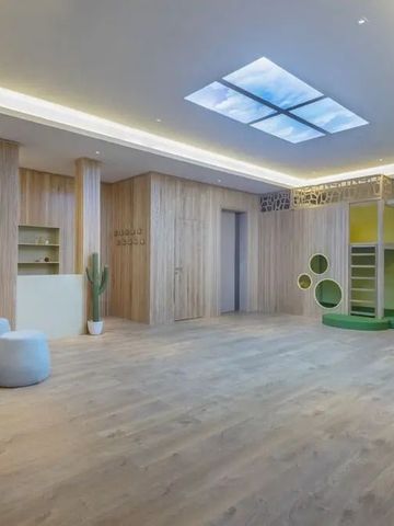 Heller Yoga-Raum mit Holzdesign und natürlichem Licht