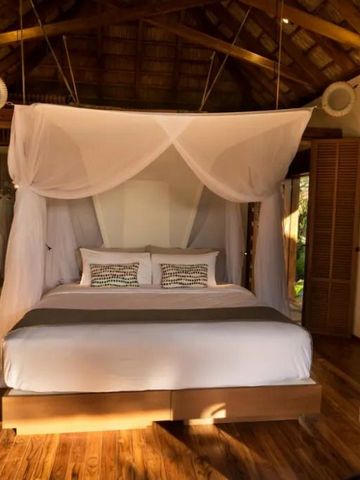 Gemütliches Schlafzimmer mit Himmelbett und Holzdekor