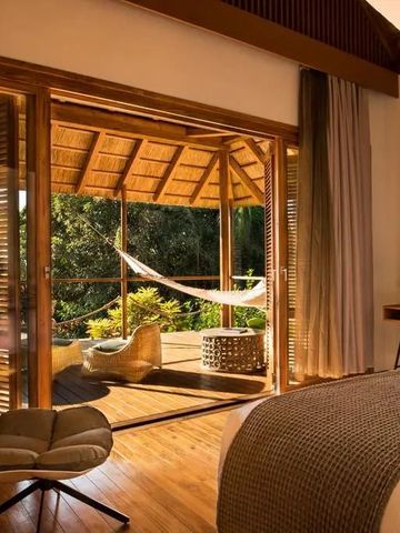 Offenes Zimmer mit Terrasse und Hängematte im Grünen