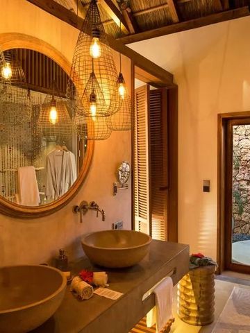 Stilvolles Bad mit modernen Waschbecken und Naturmaterialien