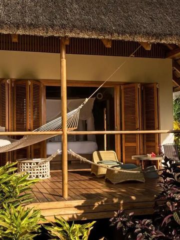 Privatveranda der Villa mit Hängematte und tropischer Pflanzenkulisse
