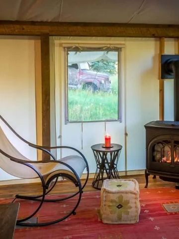 Gemütlicher Innenraum mit Holzofen und Schaukelstuhl