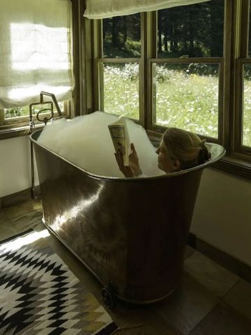 Freistehende Kupferbadewanne mit Blick in die Natur