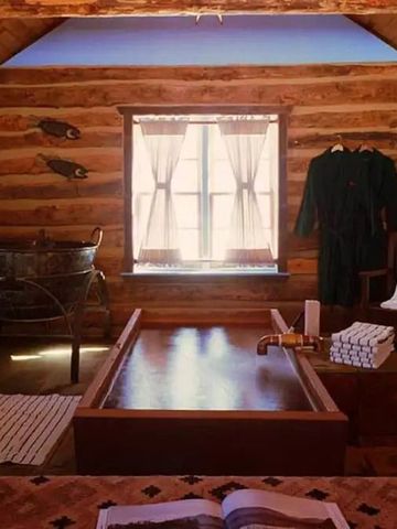 Rustikale Sauna mit Holzwänden und Wellness-Atmosphäre