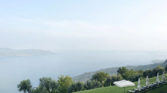 Blick auf die Berge vom Resort mit Liegestühlen