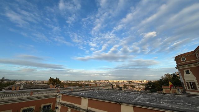 Blick über die Dächer der Stadt unter einem weiten Himmel