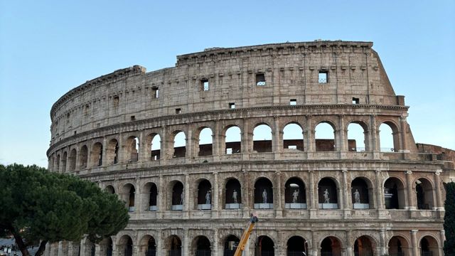 Historisches Kolosseum bei Tageslicht vor blauem Himmel