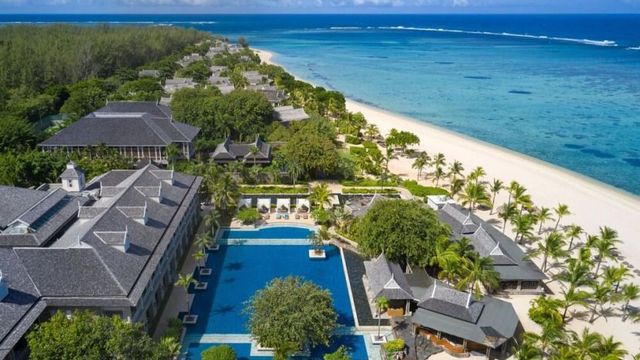 Das The St. Regis Le Morne Resort, Mauritius beeindruckt mit seiner traumhaften Lage am weißen Sandstrand, tropischem Ambiente und einem eleganten Poolbereich mit Blick auf den Indischen Ozean.