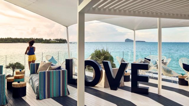 Terrasse am Meer mit großen LOVE-Buchstaben und moderner Lounge