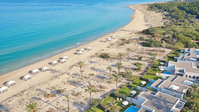 Luftaufnahme der Resortanlage mit Villen, privaten Pools und Strand