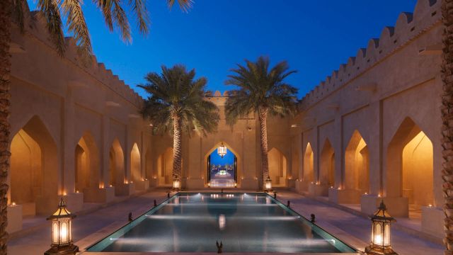 Qasr Al Sarab Desert Resort By Anantara Pool mit zwei Palmen