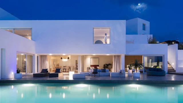 Andronis Concept Eden Villa Infinity Pool beleuchtet bei Nacht