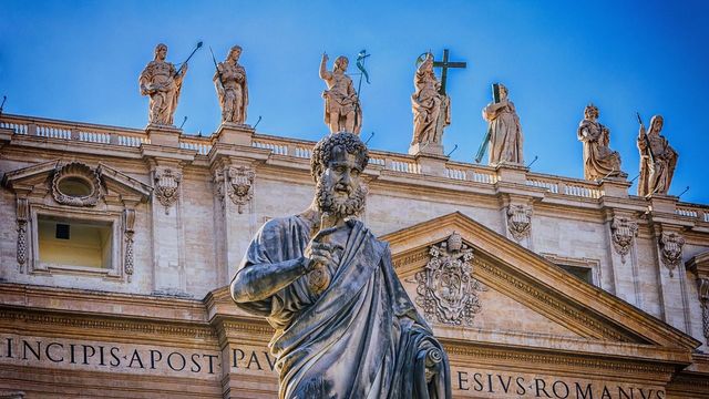 Prächtige Fassade einer Basilika mit majestätischen Statuen
