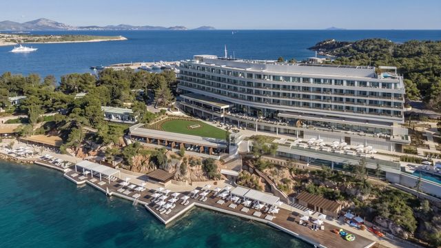 Luftaufnahme des Four Seasons Astir Palace Hotel Athens an der Riviera mit privatem Badesteg