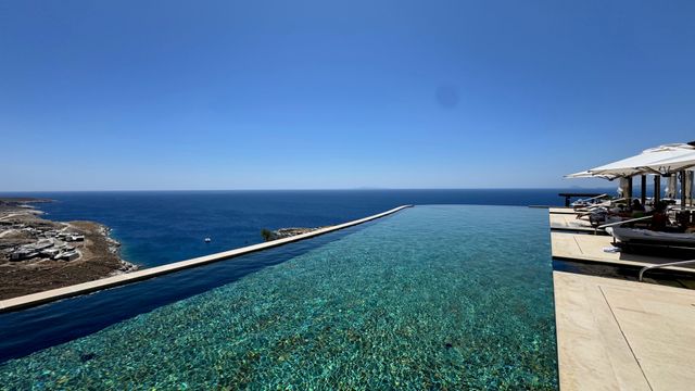 Infinity-Pool des One&Only Kéa Island, dessen Kante in das tiefblaue Meer übergeht