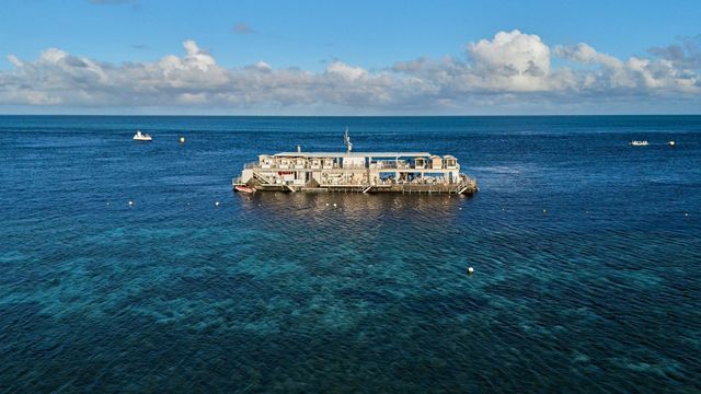 Reefworld-Ponton von Cruise Whitsundays verankert im offenen Meer am äußeren Great Barrier Reef