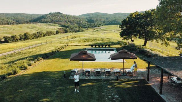 Rosewood Castiglion Pool und die Landschaft