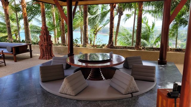 Amanpuri Tisch im Außenbereich mit Meerblick