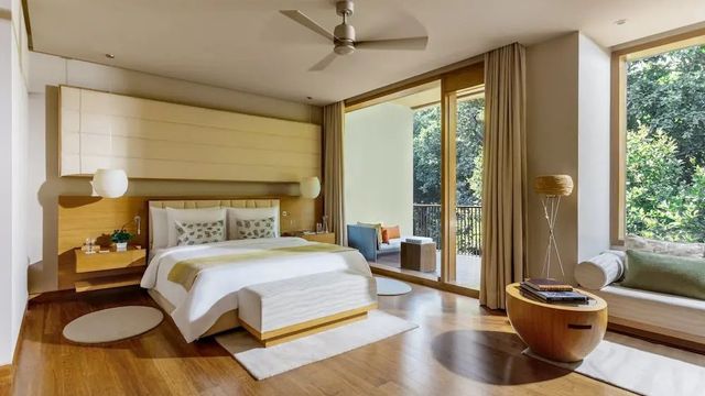 Modernes Zimmer mit Holzboden und Balkonzugang