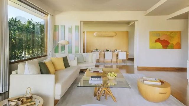 Helles Wohnzimmer mit stilvollen Möbeln und Esstisch