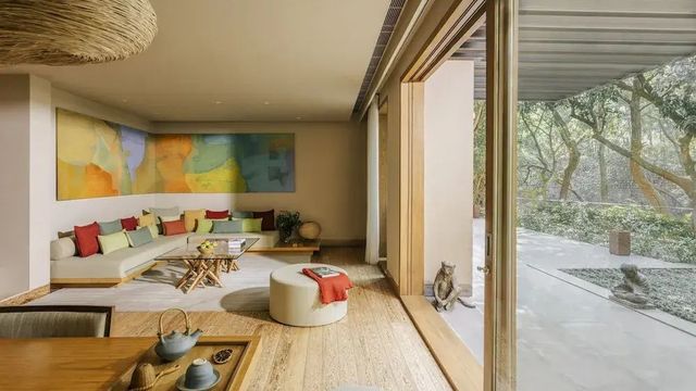 Eleganter Wohnbereich mit moderner Kunst und großem Fenster zur Terrasse
