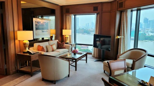 The Peninsula Bangkok Grand Deluxe Suite Wohnbereich