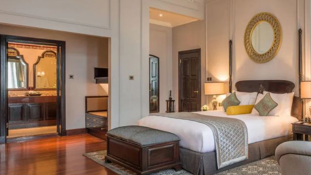 The Strand Yangon Zimmer in warm eingerichteten Ambiente