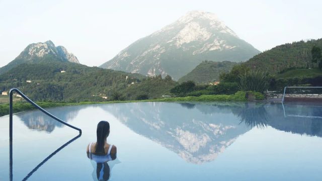 Infinity Pool mit Blick auf die Berge