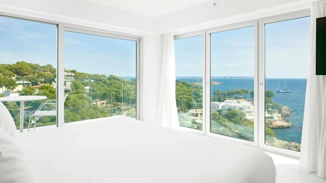 Helles Zimmer mit Panoramafenstern und Meerblick