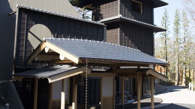 Traditionelle japanische Hotelarchitektur aus Holz und Stein