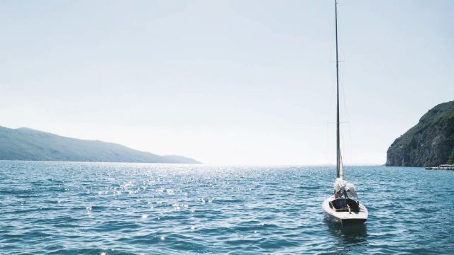 Boot auf dem glitzernden Meer
