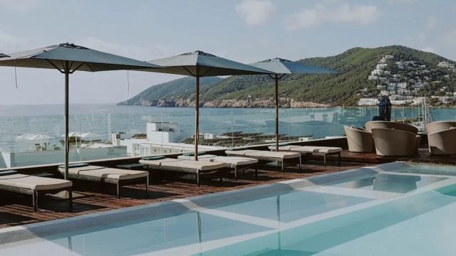Aguas de Ibiza Pool mit Meerblick