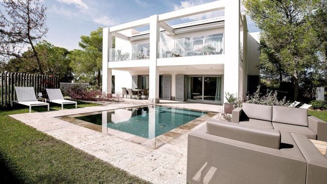 7Pines Pool und Terrasse