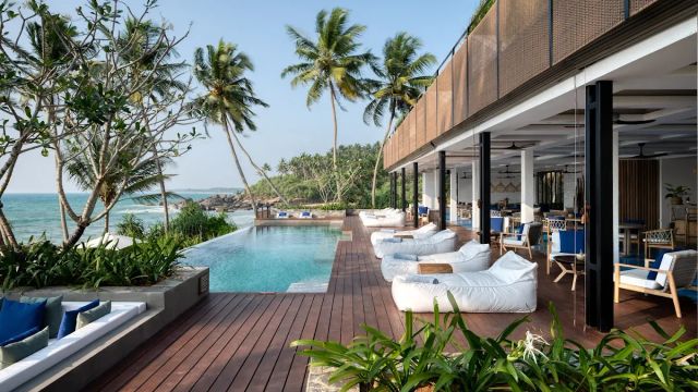 Ahu Bay Poolbereich mit Blick auf das Meer