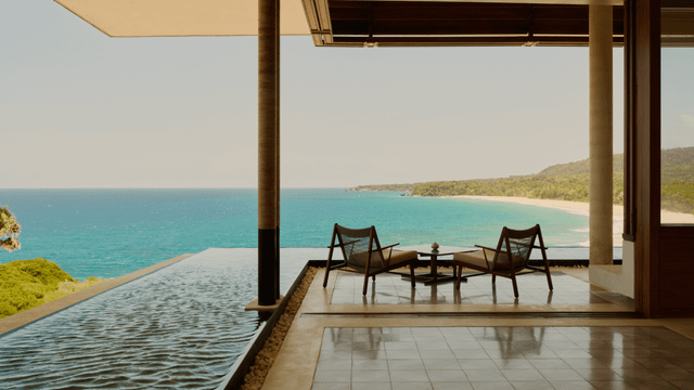 Vom privaten Pool einer luxuriösen Casita im Amanera öffnet sich der Blick auf eine atemberaubende Bucht mit goldfarbenem Sandstrand und türkisblauem Wasser.