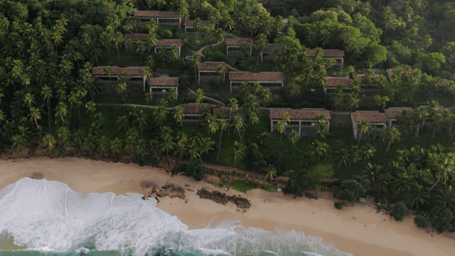 Aus der Vogelperspektive eröffnet sich ein atemberaubender Blick auf das Amanwella – ein tropisches Refugium an der Südküste Sri Lankas. 