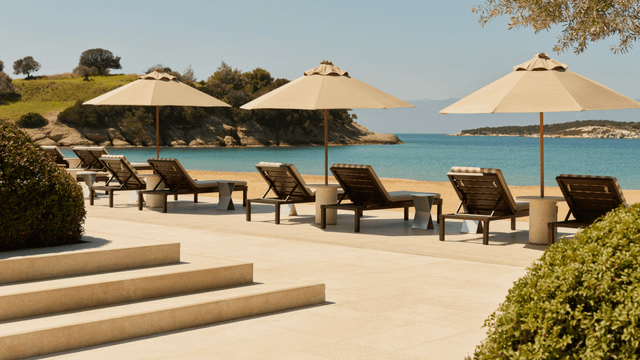 Ruhe pur im Amanzoe auf der Peloponnes: Ein paar elegante Liegen laden zum Entspannen ein – mit freiem Blick auf das tiefblaue Meer, das in der Ferne mit dem Horizont verschmilzt.