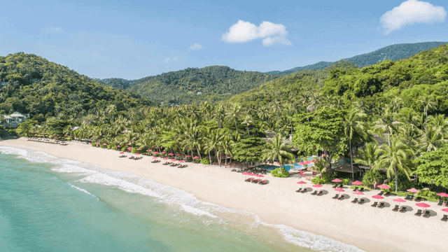 Luftaufnahme des Anantara Rasananda Koh Phangan Villas mit tropischer Gartenanlage, zwei Pools in Richtung Meer, direktem Zugang zum Sandstrand und ruhigem, türkisfarbenem Wasser – eingebettet in üppige Natur.