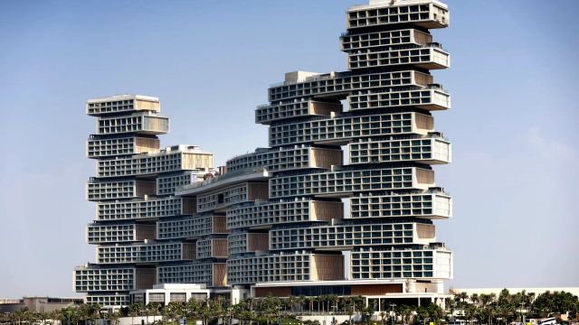 Das spektakuläre Atlantis The Royal auf der Palm Jumeirah in Dubai – ein modernes, gestapeltes Hochhausdesign mit kubischen Strukturen und hunderten Panoramafenstern, direkt an der Uferpromenade unter wolkenlosem Himmel gelegen.