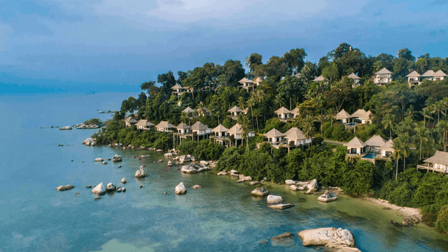 Wunderschöne Unterkünfte mit privaten Pool am Hang gelegen mit schöner Aussicht auf die Bucht des Hotels Banyan Tree Bintan.